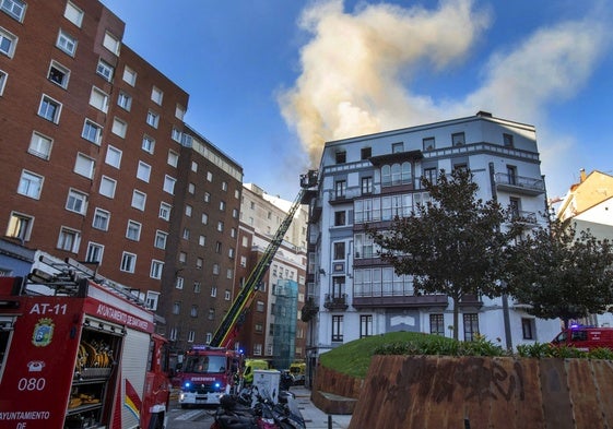 Los bomberos de Santander atajan el fuego que surgió en la quinta planta del edificio.