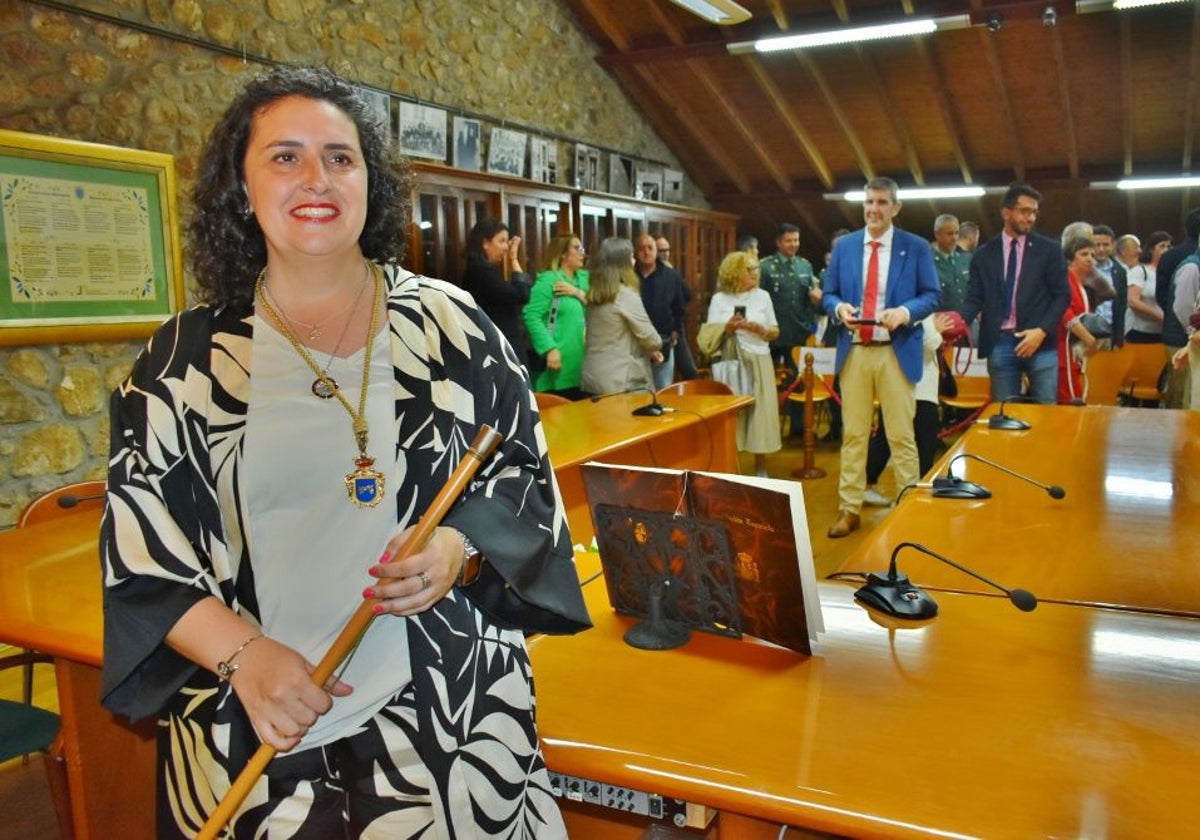 Lorena Cueto firma la nueva distribución de su Junta de Gobierno en Cartes