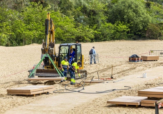 Los operarios del servicio de mantenimiento de playas trabajan en Los Peligros.