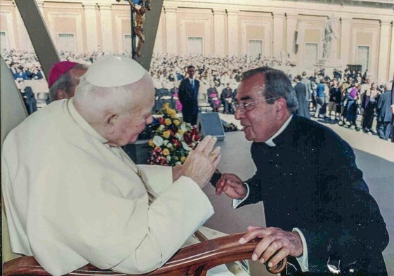Juan Domingo saludando a Juan Pablo II en la plaza de San Pedro el 6 de octubre de 2002.