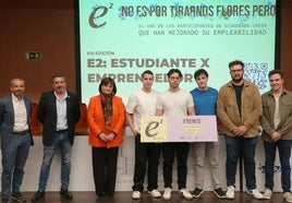 Participantes, mentores y autoridades en el acto de entrega de los premios del programa 'Ecuadrado'