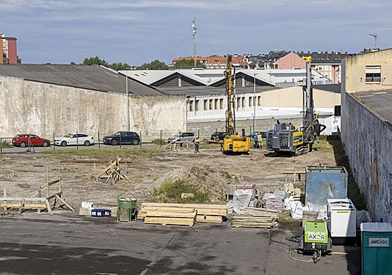 La maquinaria ya trabaja en la cimentación de la parcela, ubicada en la calle La Tejera, en La Albericia.
