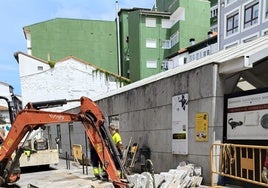 Operarios trabajan ya con la maquinaria en el yacimiento de Flavióbriga.