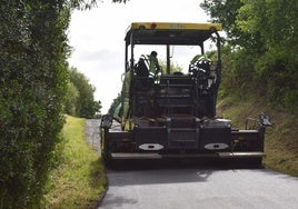 Una máquina trabajando en el vial objeto de mejora.