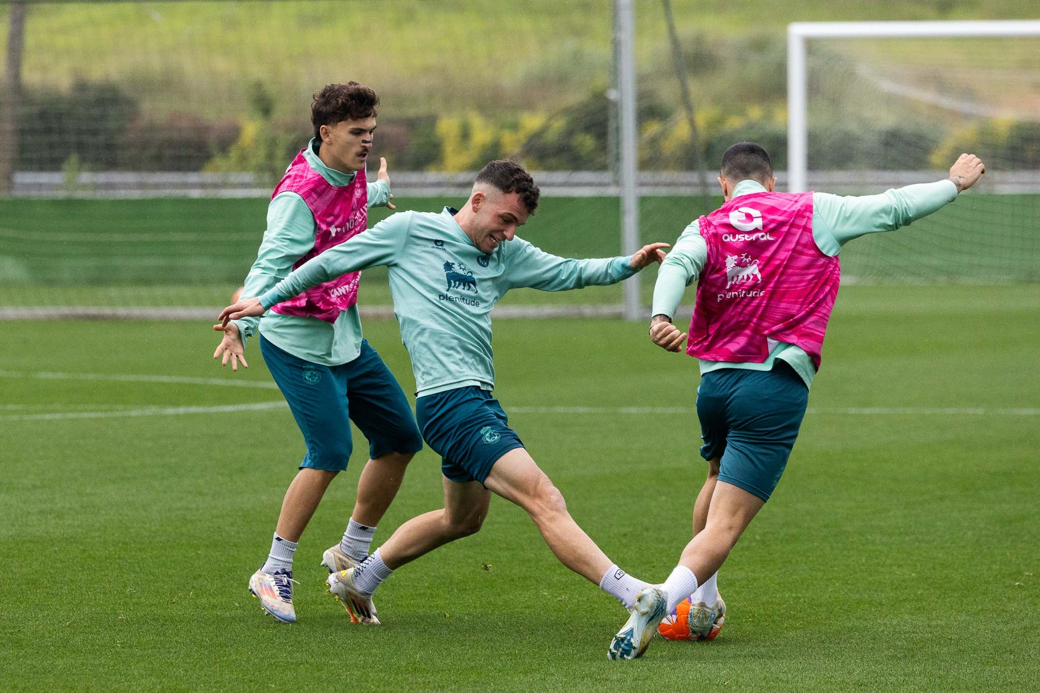 Íñigo Vicente golpea la pelota.