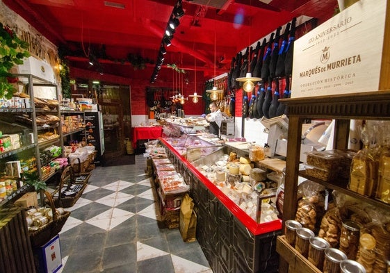 El interior del establecimiento está inspirado en los colmados o tiendas de ultramarinos.