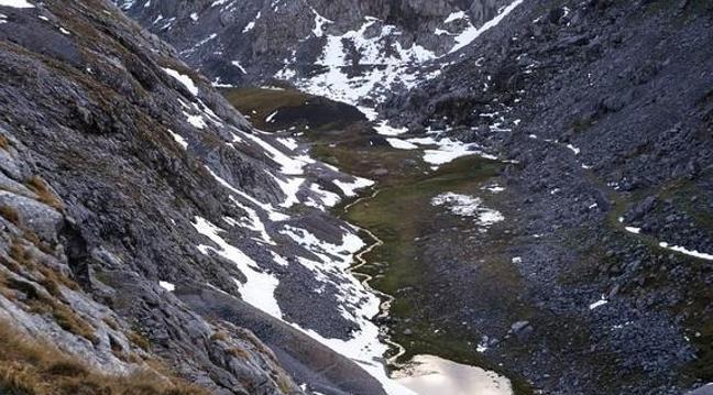 Imagen después - El lago Ándara a la izquierda grabado de 1890 y en 2012.