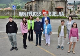 Alcalde y concejalas con las damas y caballeros de las fiestas de San Felices.