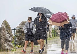Imagen de archivo. Turistas en los alrededores del Palacio de la Magdalena.