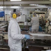 Varios trabajadores de la fábrica de Nestlé de La Penilla.