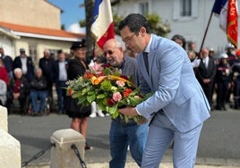 El alcalde de Val de San Vicente y el presidente de la Asociación de Hermanamiento en la ofrenda floral ante el Monumento de la Libertad de Mios.