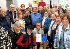 El expresidente, arropado. Miguel Ángel Revilla publicó el miércoles en su cuenta de Instagram una fotografía en la que aparece junto a un grupo de mallorquines que están de viaje por Cantabria y que «han venido a saludarme y darme ánimos ante lo que me espera el viernes».