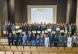 Los 54 agentes distinguidos ayer en el Palacio de Exposiciones junto a las personalidades políticas, judiciales y de la Policía y Guardia Civil.