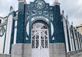 Portalada principal del edificio de la Plaza del Mercado.