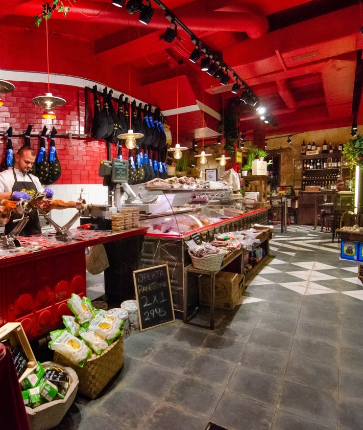 Imagen secundaria 2 - El local tiene distintos ambientes, perfectos para degustar su producto o picoteo de carta y para comprar sus productos gourmet.