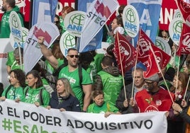 Docentes se manifiestan para reclamar la adecuación salarial retributiva.