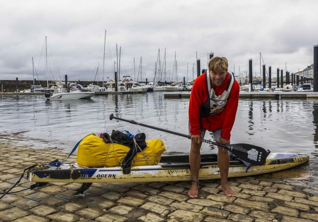 Jonas Böhlmark, ayer, en Santander, tras completar una nueva etapa de su aventura.