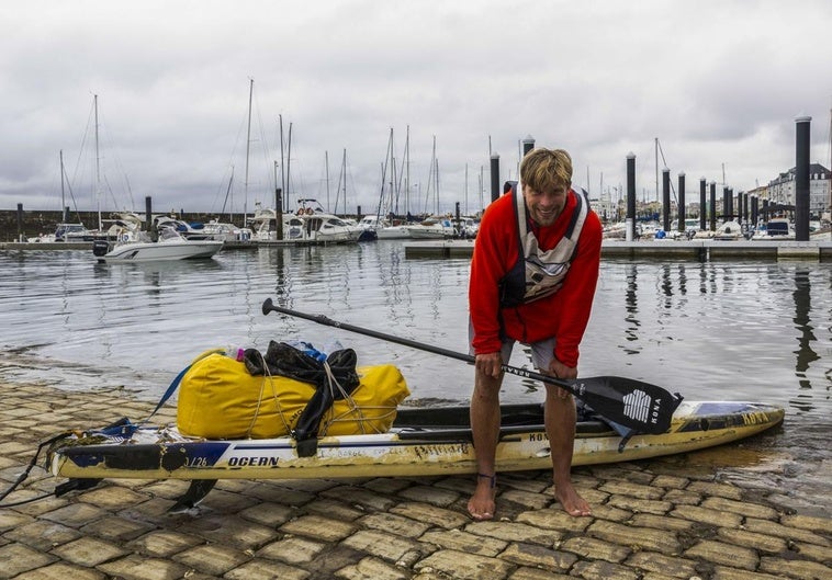 Jonas Böhlmark, ayer, en Santander, tras completar una nueva etapa de su aventura.