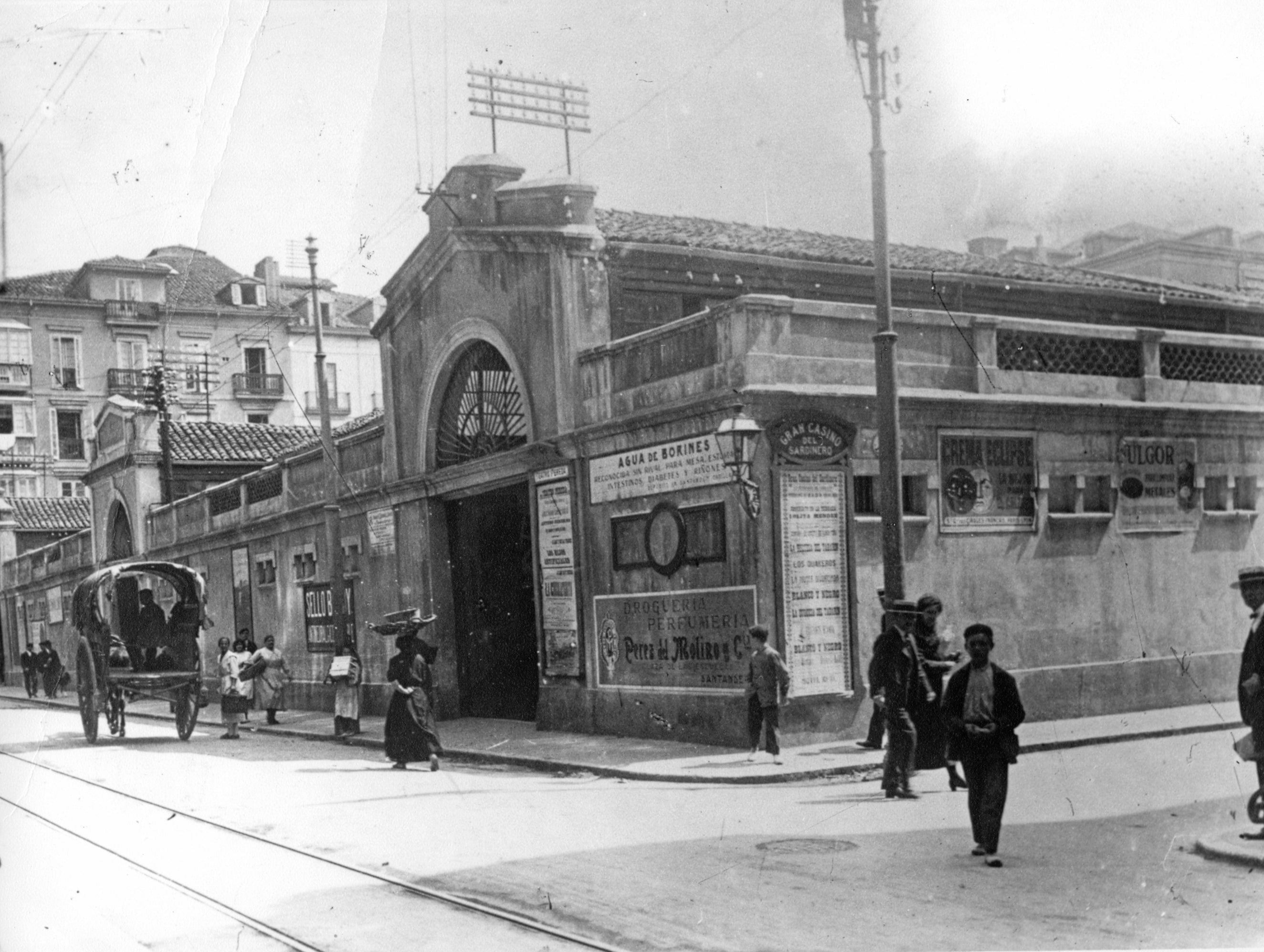 Construido entre 1839 y 1842 como parte del ensanche oriental, el Mercado del Este supuso un hito urbanístico y sanitario. Con una estructura cubierta y reticulada, sus calles interiores permitían una distribución ordenada de los puestos, garantizando ventilación e iluminación. Situado frente a los arcos de López Dóriga, fue un ejemplo de arquitectura funcional avanzada para su época.