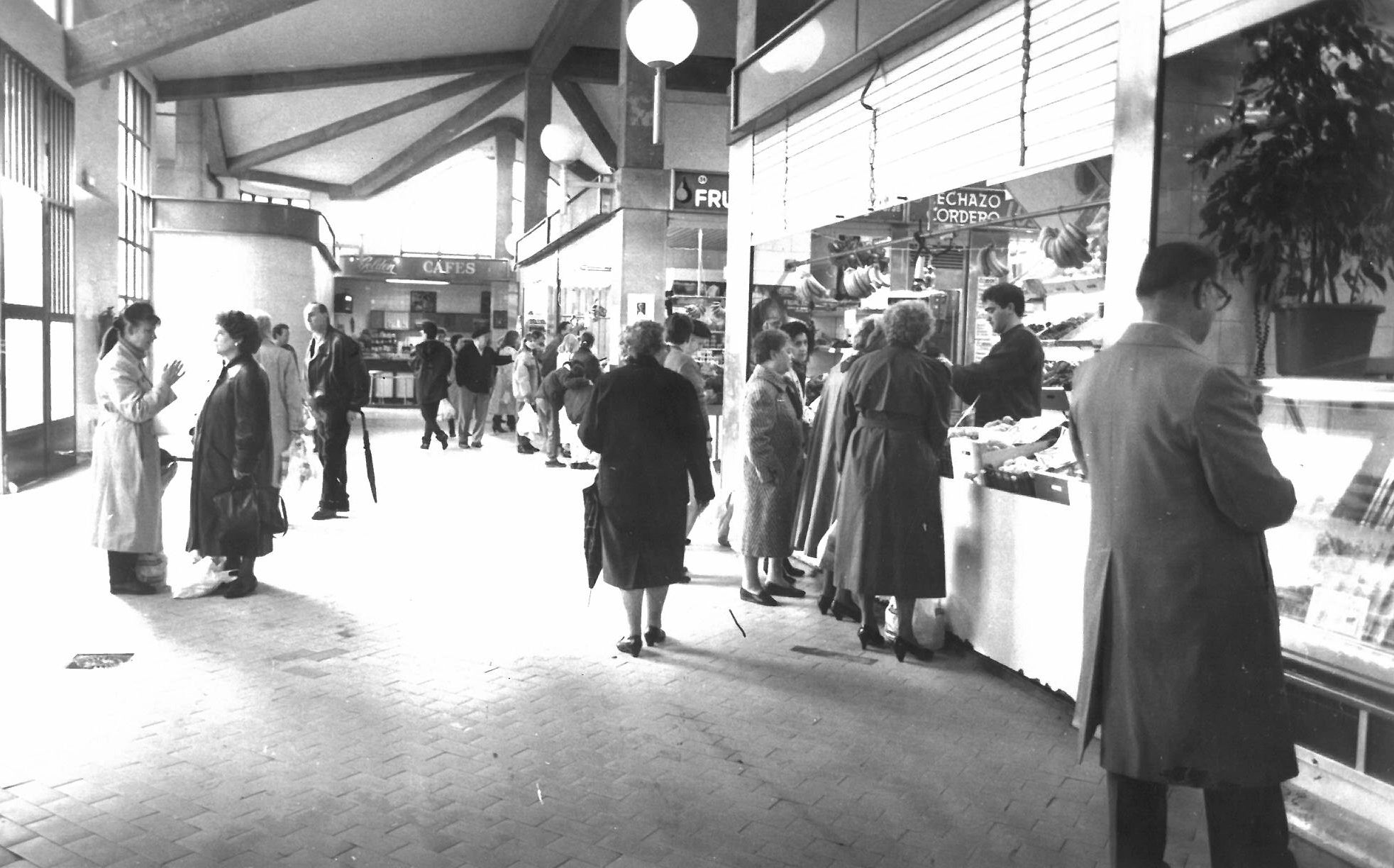 La gente del barrio y alrededores acude al mercado donde encontraban toda clase de producto de alimentación. También se instala una pequeña cafetería. En la actualidad el mercado de México vive sus horas más bajas y es posible que una cadena de alimentación supla los espacios de muchos de sus puestos. La historia de los mercados de Santander es la historia de una ciudadconstruida sobre su relación con el mar. Desde Puerto Chico hasta La Ribera, desde la Plaza Vieja hasta los modernos centros culturales, los mercados han sido espacios de intercambio económico, pero también de socialización, tradición y transformación. En ellos se entrelazan las vidas de pescadores, rederas y sardineras, comerciantes, hortelanas, amas de casa y forasteros. Hoy, muchos de esos espacios han sido adaptados a nuevos usos, pero conservan el espíritu de una ciudad que a pesar de haber perdido mucho de su patrimonio cultural y arquitectónico es todavía capaz de salvaguardar algo de su memoria.