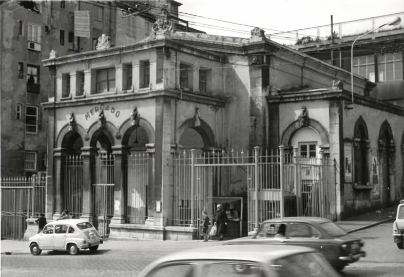 Fue un esfuerzo por racionalizar una de las actividades económicas más antiguas, en un entorno donde el mar marcaba el ritmo vital. Mujeres como la célebre «La Cruza», mujer que regentaba un puesto de encurtidos junto al mercado formaban parte del paisaje cotidiano de este, que era, además, un punto de encuentro social.