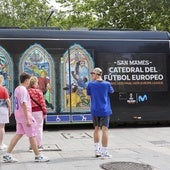 Decoración en Bilbao de cara a la final de la Europa League, a la que muchos aficionados llegarán vía Cantabria.