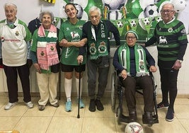 Los usuarios del centro de día Luz de Luna en Peñacastillo, vestidos del Racing, hacen deporte y graban vídeos para Tik Tok.