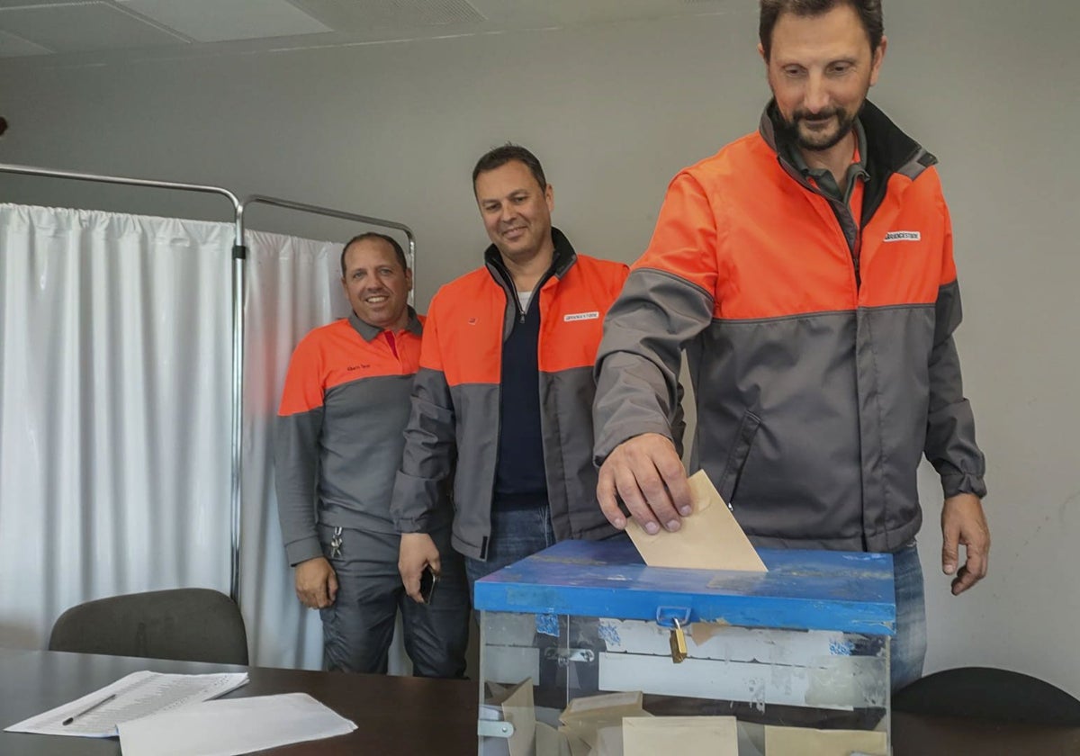 Los trabajadores de Bridgestone aprueban en referéndum la oferta de la empresa para el ERE
