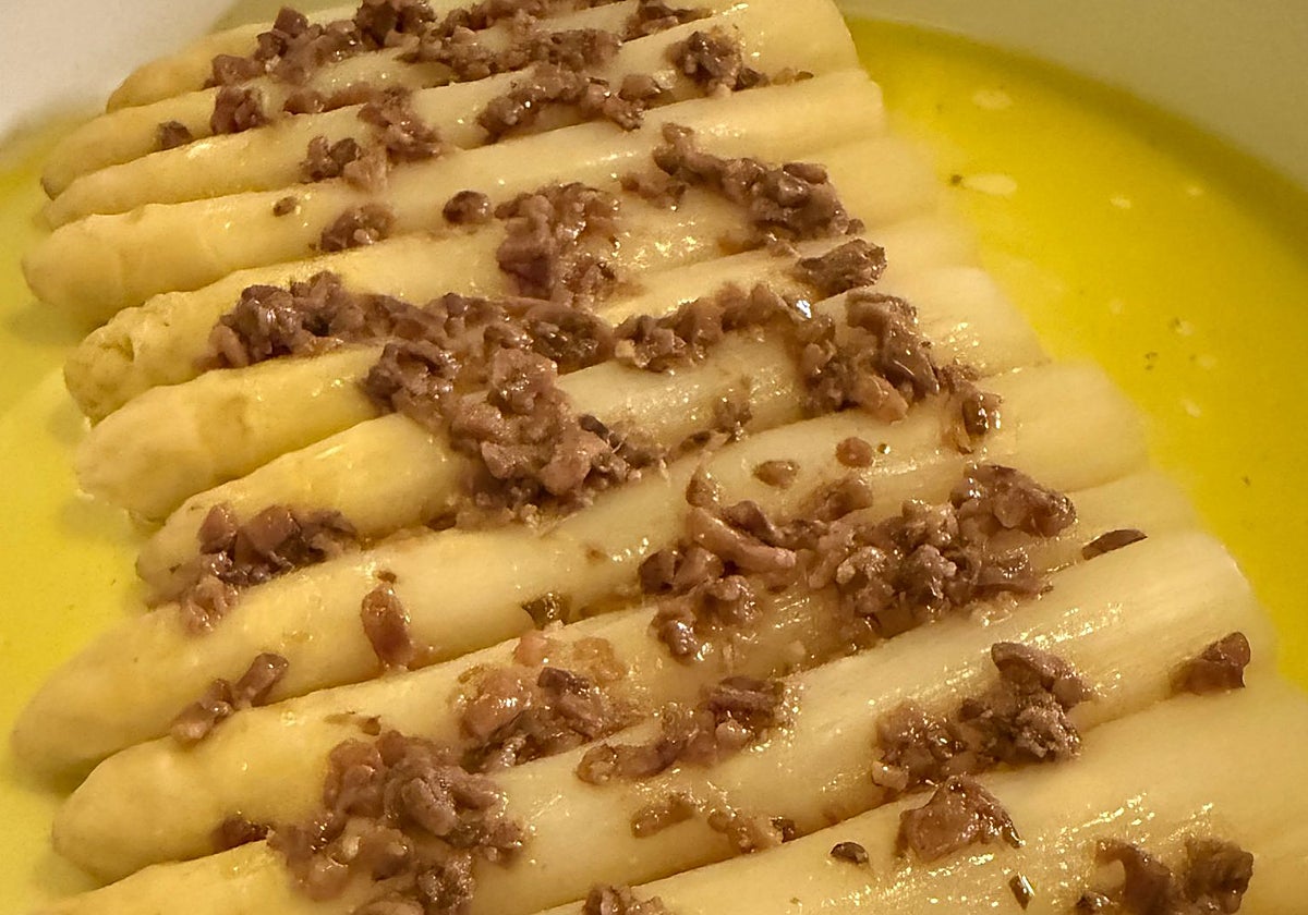 Producto de temporada como el espárrago blanco con un toque cántabro a partir de la anchoa.