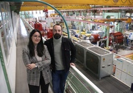 Cristina Hervella, de Evenbytes, y Alberto Pindado, de Siemens Gamesa, en la fábrica de Reinosa.