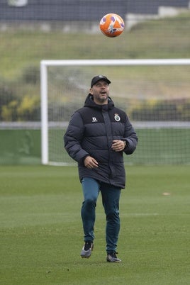 José Alberto controla un balón durante una sesión en las Instalaciones Nando Yosu.