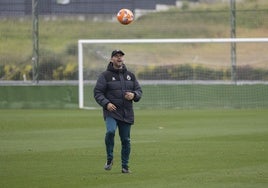 José Alberto controla un balón durante una sesión en las Instalaciones Nando Yosu.