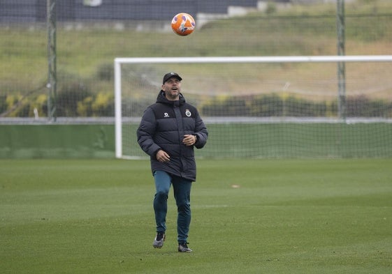 José Alberto controla un balón durante una sesión en las Instalaciones Nando Yosu.
