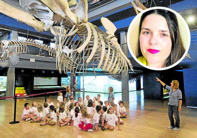 Un grupo de escolares en una visita guiada al Museo Marítimo.
