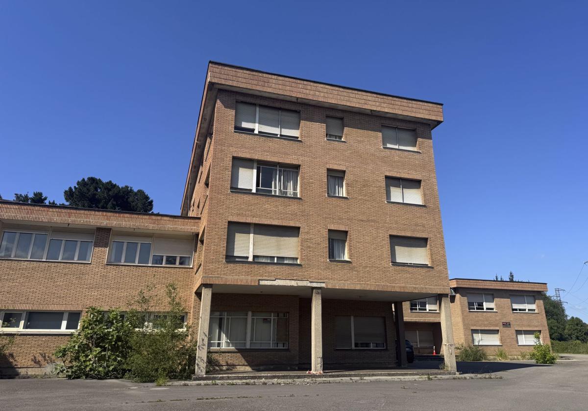 Uno de los doce edificios que forman el complejo del antiguo psiquiátrico de Parayas.