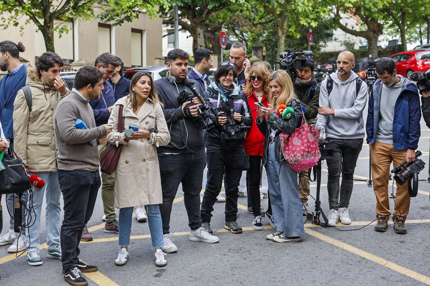 Los periodistas esperan a las puertas del complejo judicial antes de que comience el acto. 