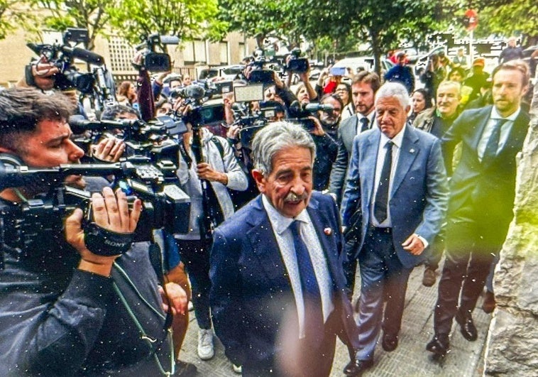 Miguel Ángel Revilla a su llegada a Las Salesas.