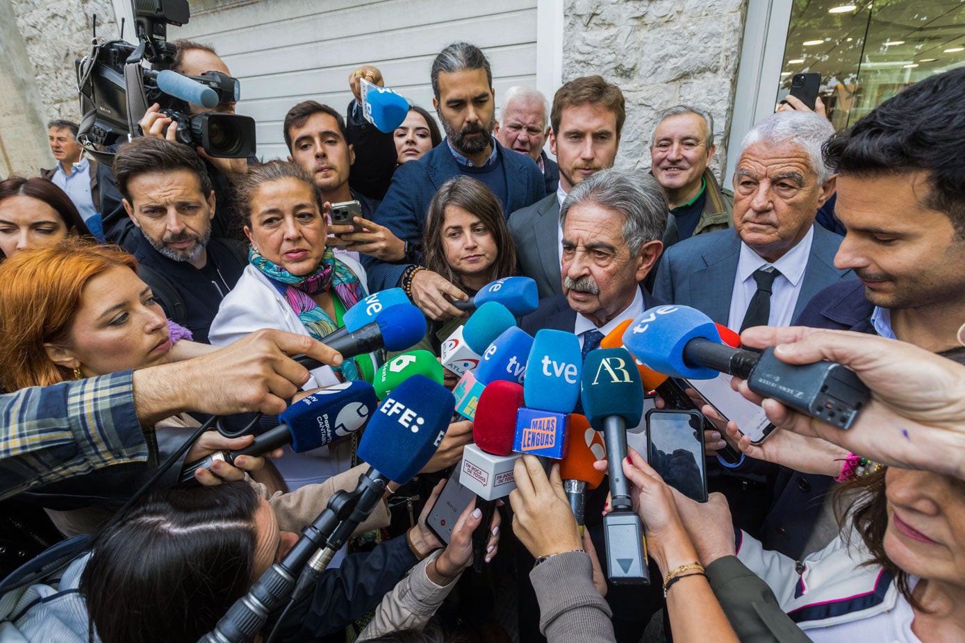 El expresidente de Cantabria atiende a los medios de comunicación tras salir y no llegar a un acuerdo en el acto.