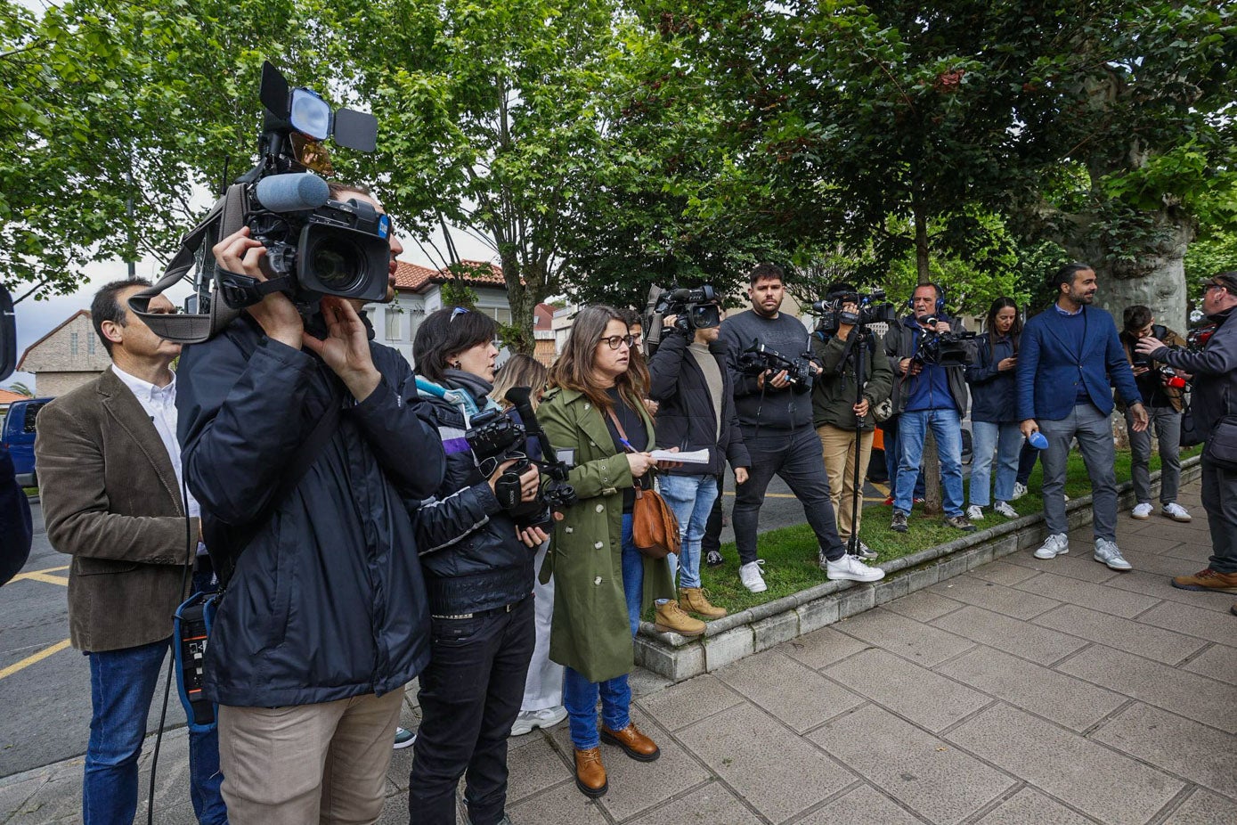 Media hora antes, muchos esperaban ya la llegada del expresidente cántabro y la abaogada y procurador del rey emérito, que no se ha presentado a la cita.