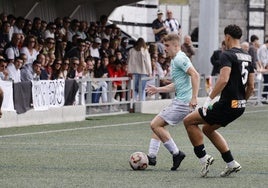 Aarón, del Escobedo, conduce la pelota ante Ian en el partido de ida.