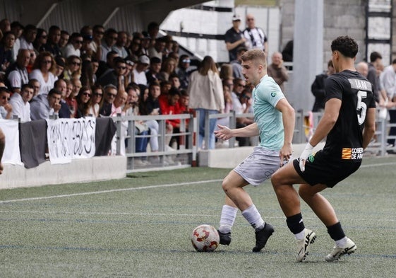 Aarón, del Escobedo, conduce la pelota ante Ian en el partido de ida.
