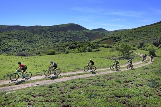 Los participantes en la prueba de bicicleta de montaña, por la zona de Ozcaba.