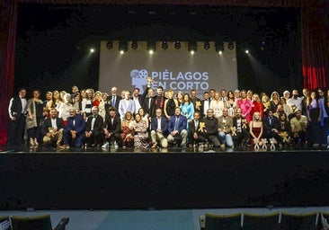 Foto de familia de los galardonados, organizadores, representantes institucionales y presentadores de la gala de clausura del XV Festival de Cine de Piélagos
