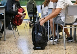 Un joven estudiante, en clase.