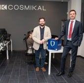 Sergio Garrido (izquierda) y Luis Miguel González, en las dependencias de Cosmikal en Santander.