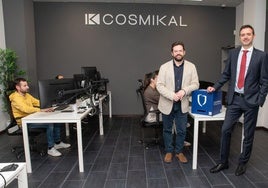 Sergio Garrido (izquierda) y Luis Miguel González, en las dependencias de Cosmikal en Santander.