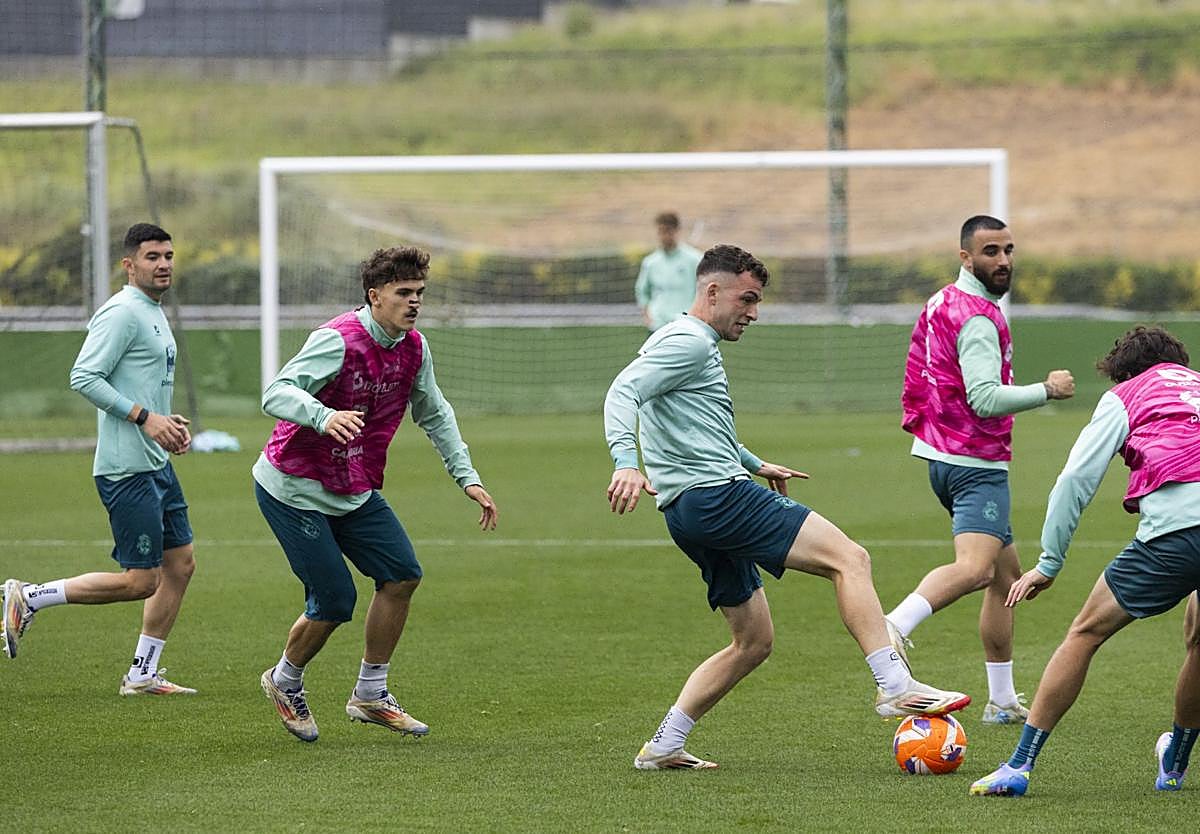 Íñigo Vicente controla el balón ante la oposición de Marco Sangalli, Pablo Rodríguez y Rober González y en presencia de Aldasoro, en una sesión en La Albericia.