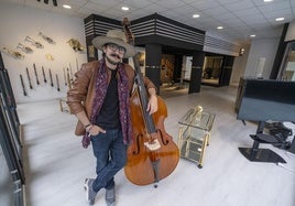 Mario Capodicasa posa en la recién inaugurada galería con su instrumento fetiche, el contrabajo