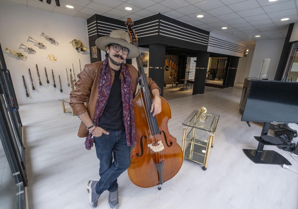 Mario Capodicasa posa en la recién inaugurada galería con su instrumento fetiche, el contrabajo