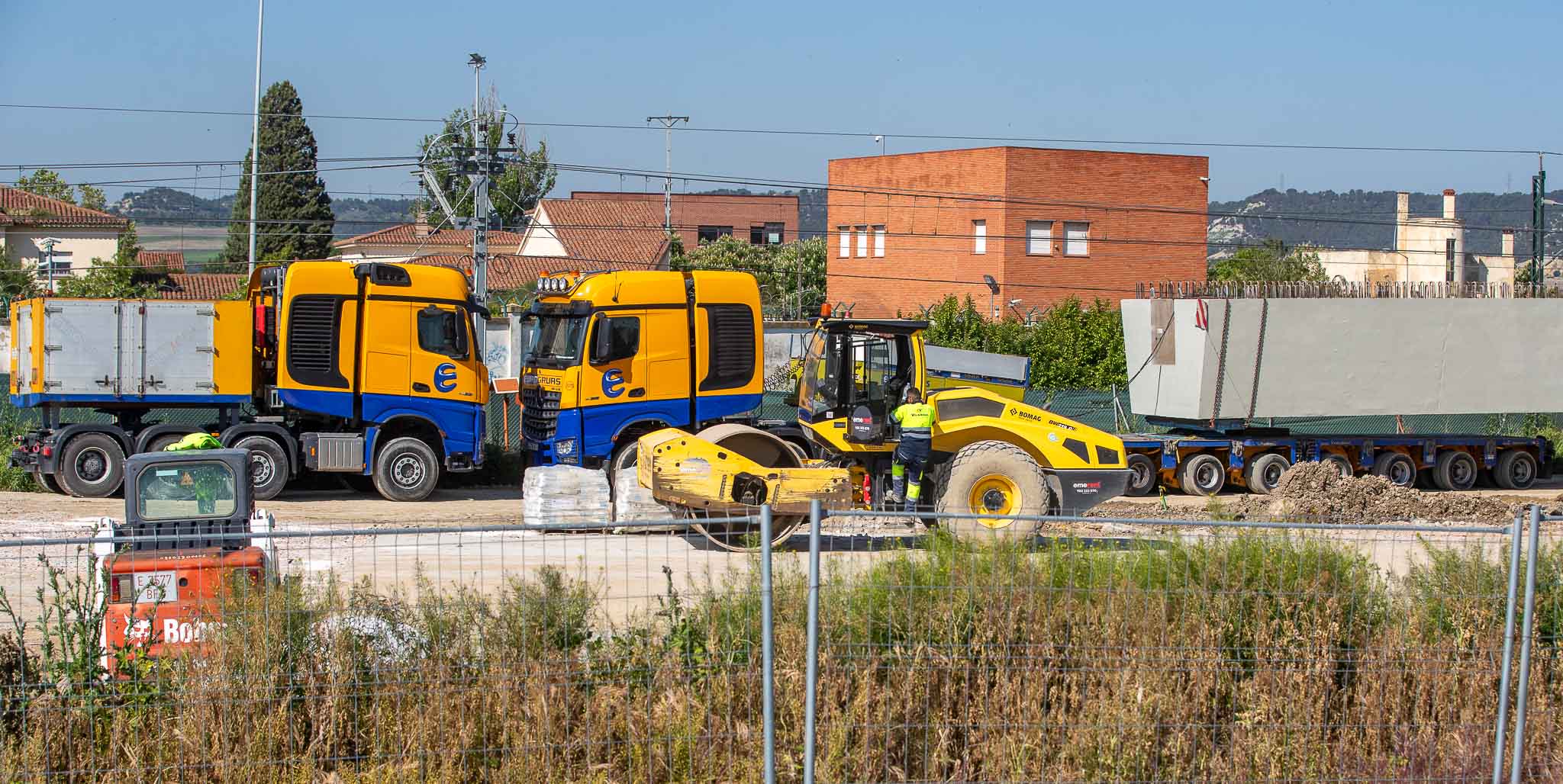 En la zona hay varios operarios y camiones trabajando. Se trata del tramo más corto de los cinco que están en marcha en estos momentos, con tan solo 177 kilómetros de trazado